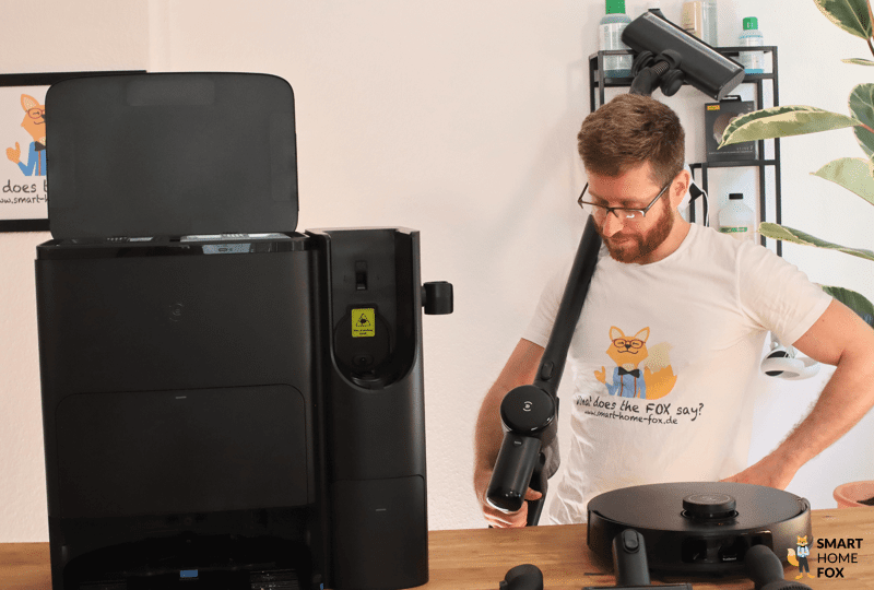 Der Akkusauger des ECOVACS DEEBOT T30S COMBO COMPLETE ist zu sehen.